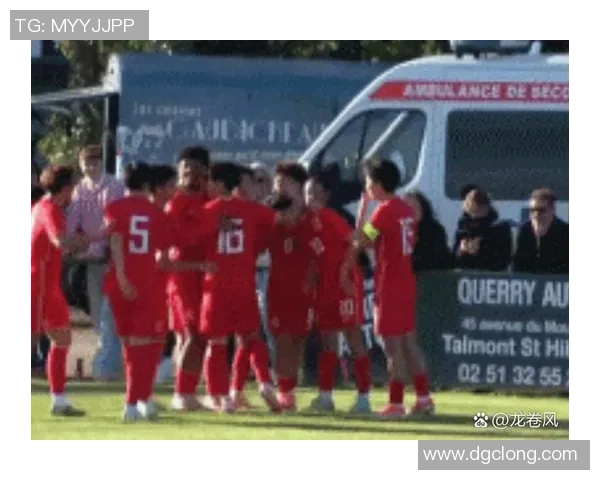 足球明星挑战极限技术赛场展现惊人技巧与团队默契的巅峰对决