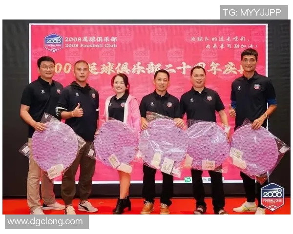 足球明星送礼物的精美图片展示与背后的故事分享