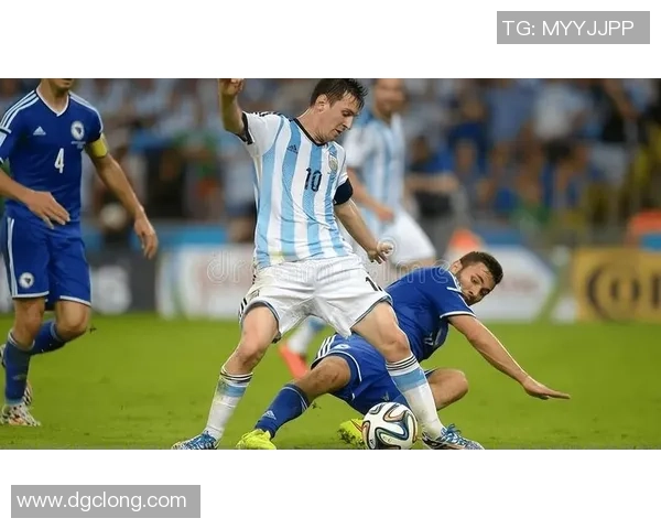 足球明星踢脚挑战视频揭秘他们的绝技与趣味瞬间尽在其中